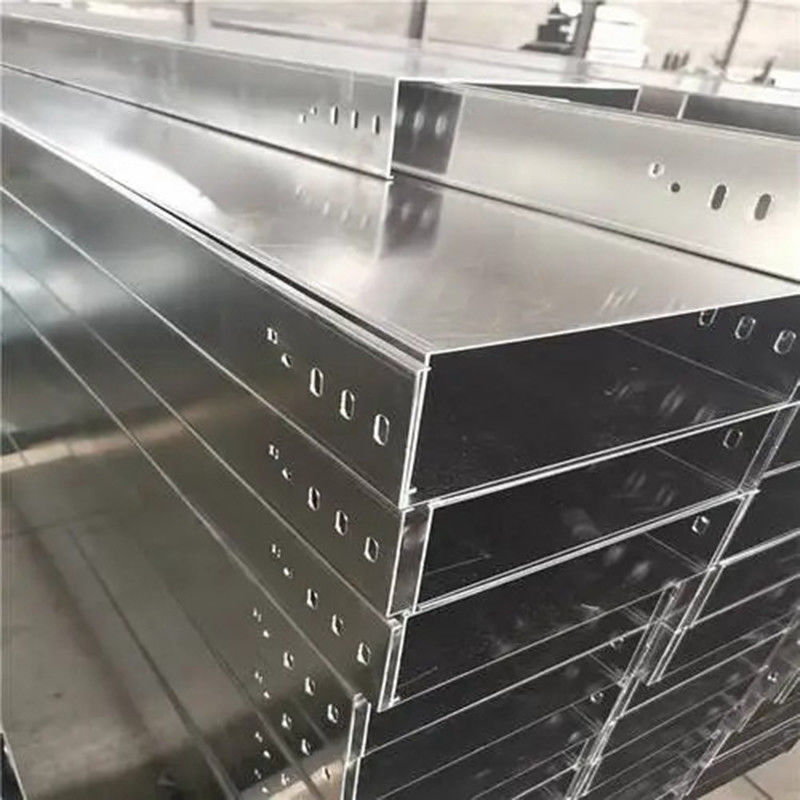 200kg/m アルミバスケット トレイ 防腐ボルト 設置中